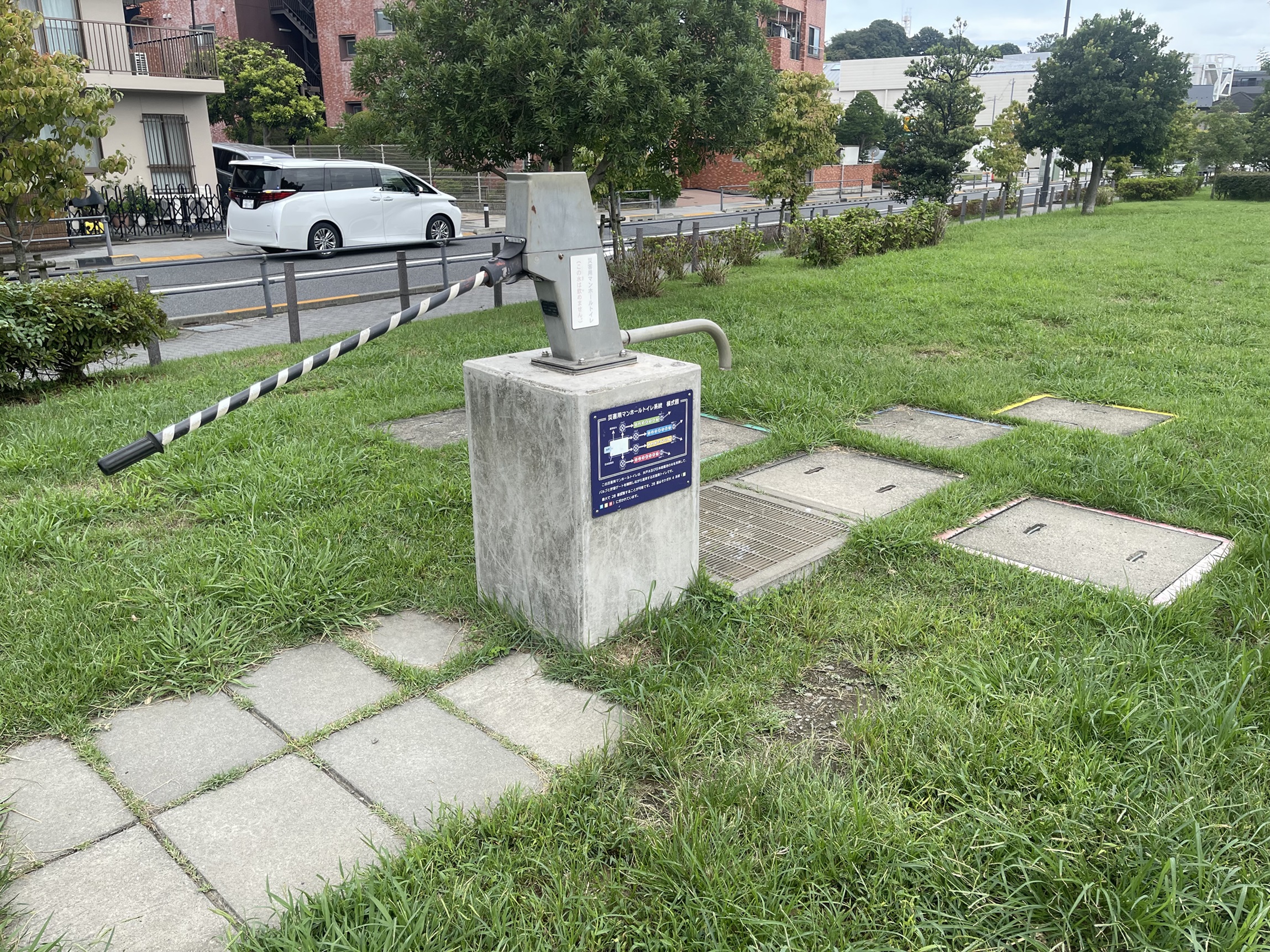 251104s1_disaster-use-manhole-toilet2